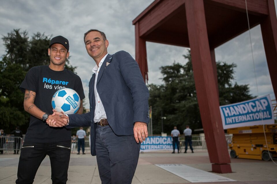 Neymar, fresh from his first win with Paris St. Germain and his world-record signing for the club, became a goodwill ambassador for Handicap International on Tuesday (15/08), pledging to work for millions who are 'less visible' but deserve equality. (Photo courtesy of Twitter/Handicap International)