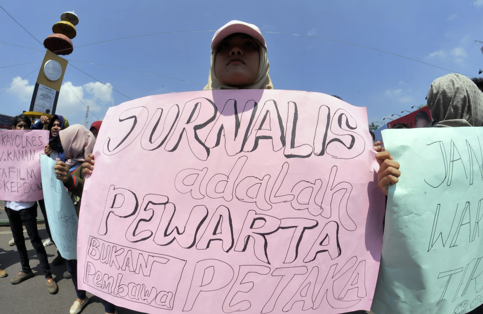 Journalists demonstrate in front of the Waykanan Police station in Lampung on Wednesday (30/08). They urge the Lampung Police chief to dismiss the Waykanan  Police chief, whom they accuse of harassing reporters. (Antara Photo/Ardiansyah)