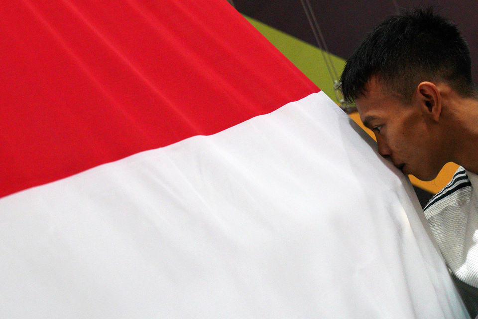 Indonesian judo fighter Iksan Apriyadi kisses his country's flag after winning gold at the 2017 SEA Games. (Antara Photo/Sigid Kurniawan)