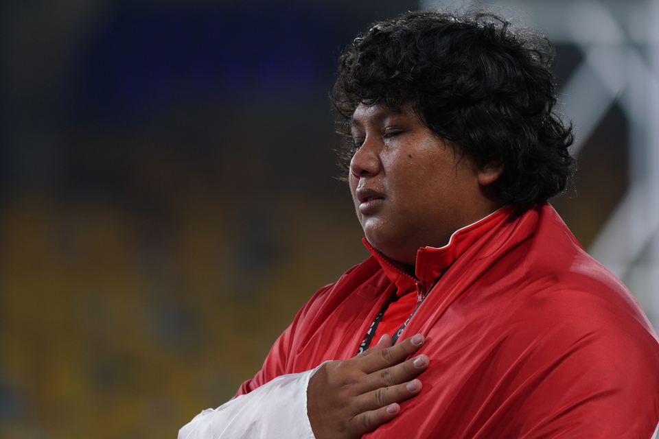 Eki Febri Ekawati cries on the podium after winning a gold medal in the women's shot-put at the Southeast Asian Games in Kuala Lumpur on Friday (25/08). (Antara Photo/Sigid Kurniawan)