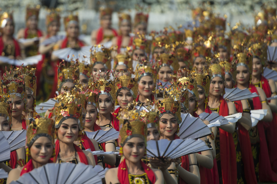 Jejer kembang menur dance is a contemporary version of gandrung that used to be danced in Banyuwangi to express gratitude for good harvests to fertility goddess Dewi Sri. (Antara Photo/Rosa Panggabean)
