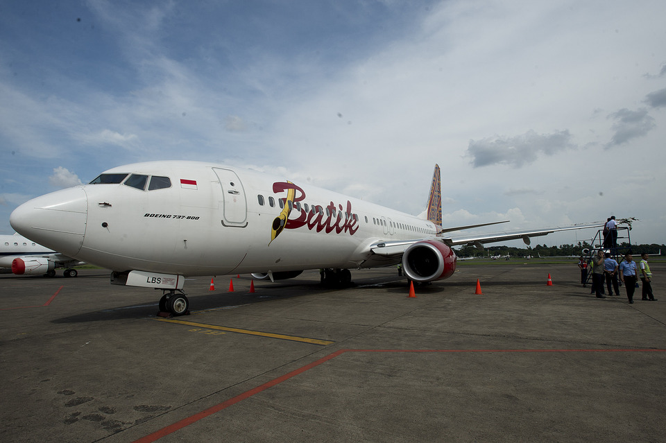 Two people were injured when a Batik Air flight with 114 passengers and seven crewmembers on board experienced severe turbulence over Toba Samosir district in North Sumatra on Monday (23/10). (Antara Photo/Widodo S Jusuf)