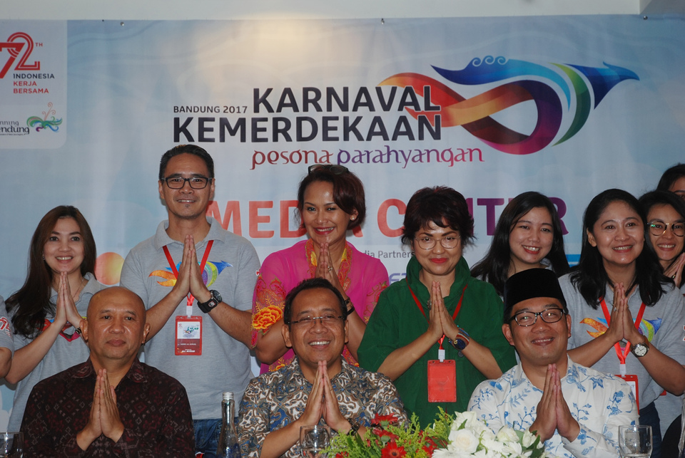 Presidential Chief of Staff Teten Masduki, first row left, State Secretary Pratikno, and Bandung Mayor Ridwan Kamil, with the organizers of the 2017 Independence Carnival. (Antara Photo/Fahrul Jayadiputra)