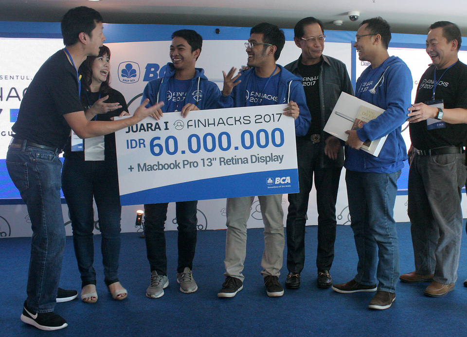 BCA president director Jahja Setiaatmadja talked with the winners of "BCA finhacks 2017" in Sentul, Bogor, West Java, Sunday, August 27, 2017. Finhacks is an IT-based competition to generate new innovations in banking that enables customers to transact more easily, secure. Antara Photo
