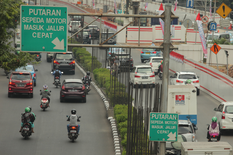 Motorcyclists drive through Jalan Rasuna Said in Jakarta in Monday (21/08). To reduce traffic congestion, the local government plans to ban motorcycles from entering the road, with a test-ban to be introduced in mid-September. (Antara Photo/Muhammad Adimaja)
