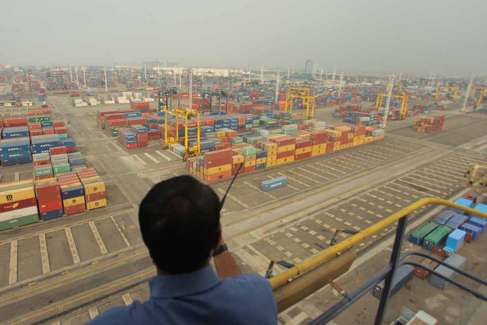Indonesia's trade balance returned to a larger-than-expected surplus in June, data from the Central Statistics Agency (BPS) showed on Monday (16/07). (Antara Photo/Muhammad Adimaja)