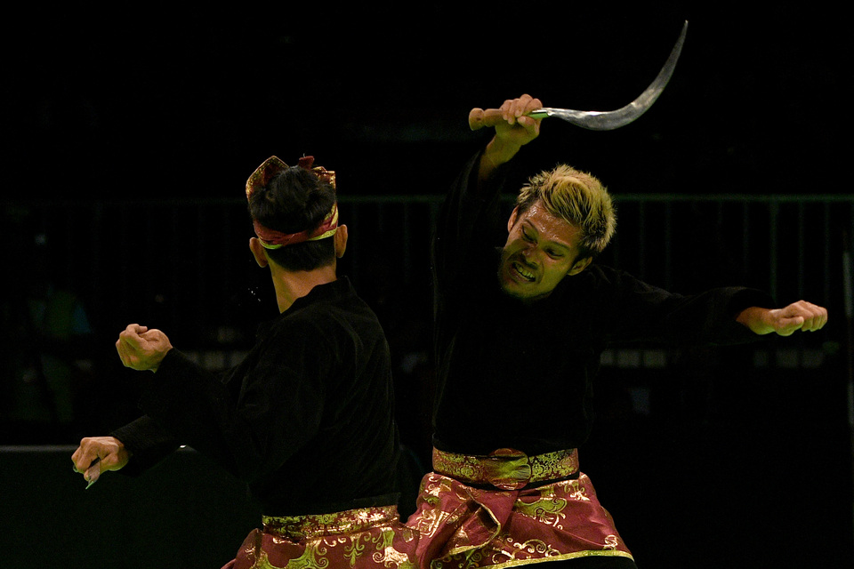 Indonesian pair Yolla Primadona Jumpil, right, and Hendy perform in the pencak silat competition during the 2017 Southeast Asian Games in Kuala Lumpur on Thursday (24/08). (Antara Photo/Sigid Kurniawan)