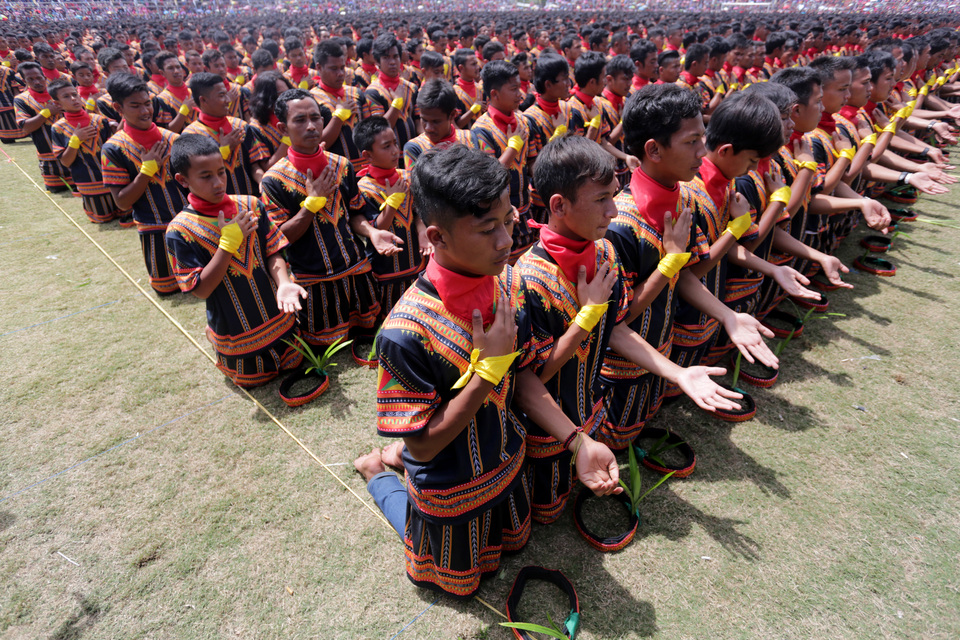 Thousands of performers put on the traditional Acehnese Saman dance at the Seribu Bukit stadium in Gayo Leus, Aceh, on Sunday (13/08). The Saman dance has been recognized by Unesco as one of the world's Intangible Cultural Heritage rituals. (Antara Photo/Irwansyah Putra)