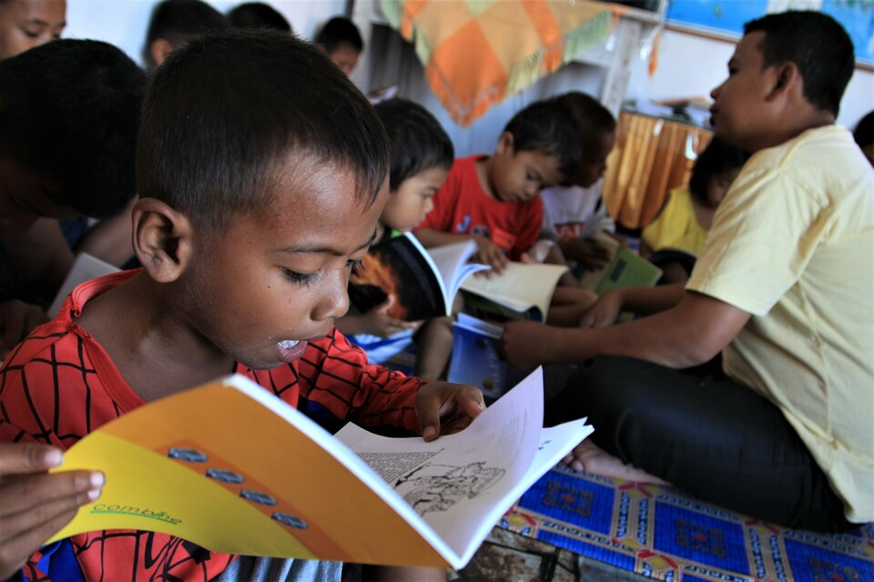 Indonesia's Education and Culture Ministry has started a project to revitalise 67 ethnic languages ​​in the country that have been declared close to extinction. (Antara Photo/Jojon)