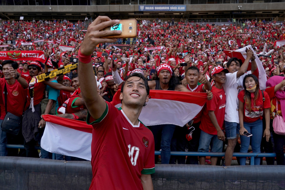 Ezra Walian takes a selfie with fans after scoring his first ever goal for Indonesia on Thursday (24/08). (Antara Photo/Sigid Kurniawan)
