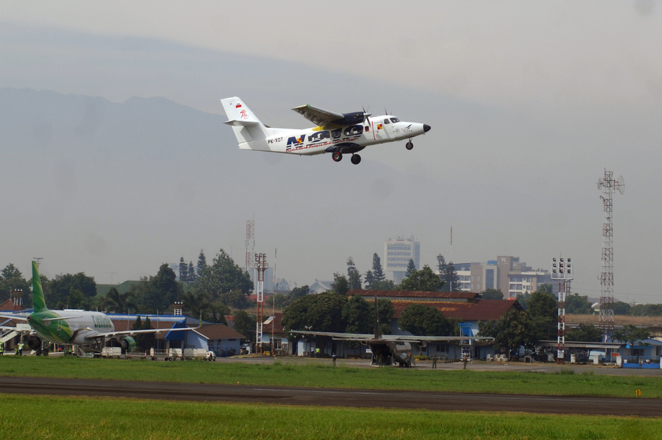 A prototype of the Dirgantara Indonesia's N219 twin-engine transport aircraft, designed for multi-purpose missions in remote areas, takes off in its maiden flight in 2017. (Antara Photo/Fahrul Jayadiputra)