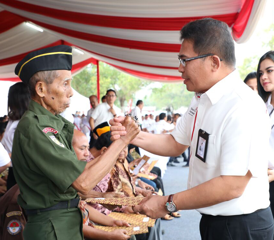 Telkom President Director Alex J. Sinaga (right) handed the Symbolic House Veterans surgery program to veteran member representatives after the ceremony of the 72nd anniversary of the Independence of the Republic of Indonesia, Anyer (17/08).
