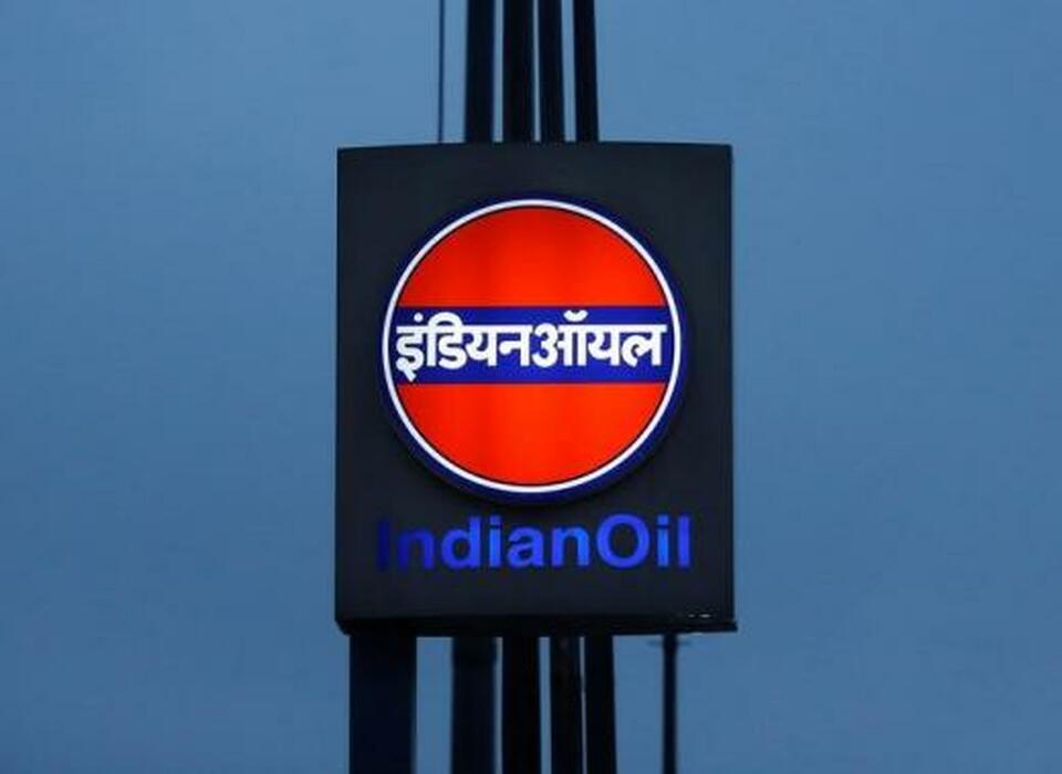 A logo of Indian Oil is picture outside a fuel station in New Delhi, India August 29, 2016. (Reuters Photo/Adnan Abidi)