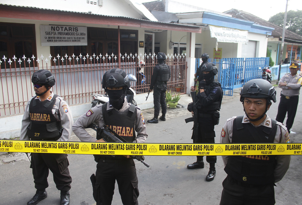 Indonesian police on Friday (12/08) arrested an alleged recruiter and fundraiser for pro-Islamic State (IS) militants locked in a bloody battle for control of the southern Philippine city of Marawi. (Antara Photo/Ari Bowo Sucipto) 