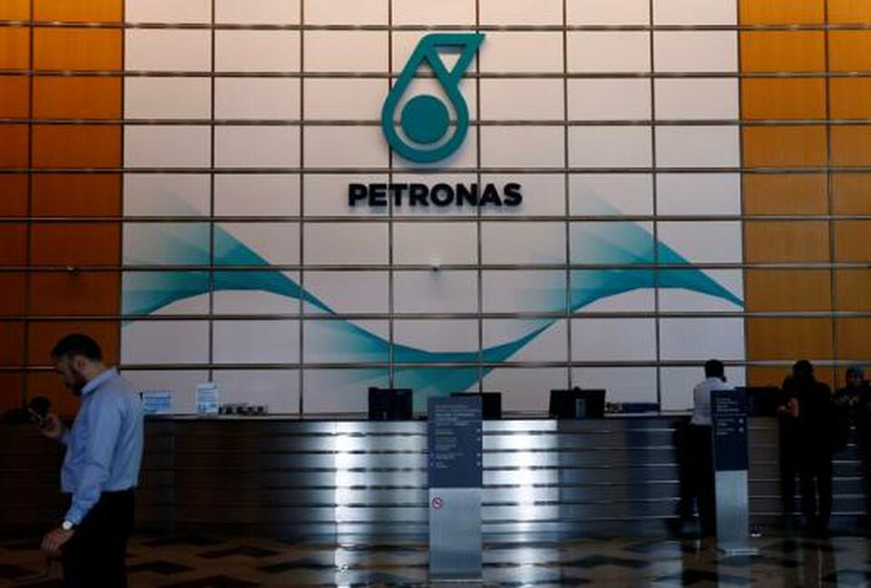 Malaysian state energy firm Petronas and Saudi Aramco are seeking to raise $8 billion for a refinery and petrochemical complex via a bridge loan, Project Finance International (PFI) reported on Wednesday (25/10).  (Reuters Photo/Lai Seng Sin)