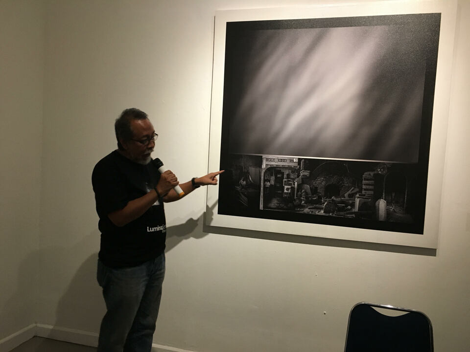 Photographer Arif Datoem talked about his photograph on a press tour at National Gallery of Indonesia in Central Jakarta on Monday (21/08). (JG Photo/Diella)