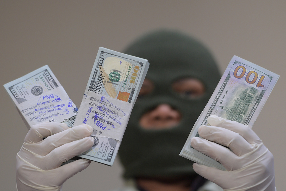 Indonesia has issued new regulations aimed at curbing money laundering and terror-related financing across a broader range of financial service providers, including money changers, credit card issuers and electronic money providers. (Antara Photo/Sigid Kurniawan)