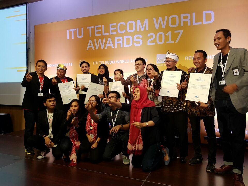 Modalku, an Indonesian peer-to-peer lending marketplace, received the Global SME Excellence Award from the International Telecommunication Union in Busan, South Korea, on Thursday (28/09) for its success in providing innovative solutions to promote financial inclusion. (Photo courtesy of the Ministry of Communication and Information Technology)
