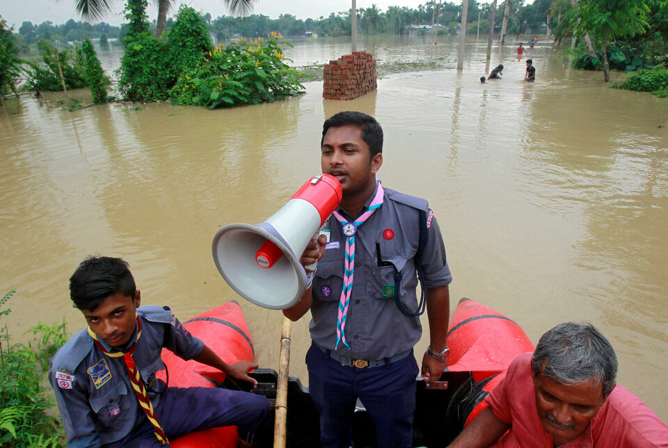 But swift warnings from Nepali authorities to the downriver Indian states of Bihar and Uttar Pradesh allowed officials there to move people to safety, Indian officials say. (Reuters Photo/Jayanta Dey)