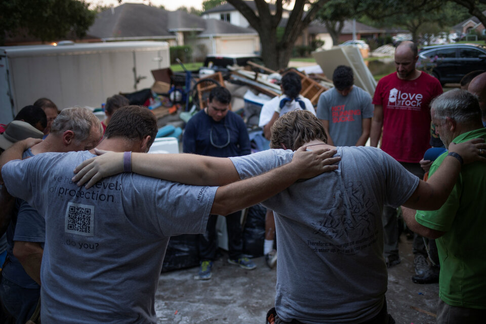 Samaritans  pray after helping clear furniture from the flooded house of a neighbor in the aftermath of Tropical Storm Harvey in Houston, Texas, US September 3, 2017. (Reuters Photo/Adrees Latif)