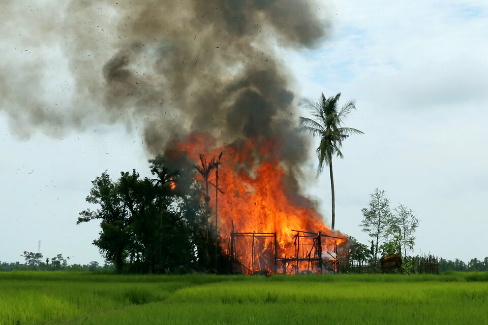 A house is seen on fire in Gawduthar village, Maungdaw township, in the north of Rakhine state, Myanmar September 7, 2017. Picture taken September 7, 2017. (Reuters Photo/Stringer)