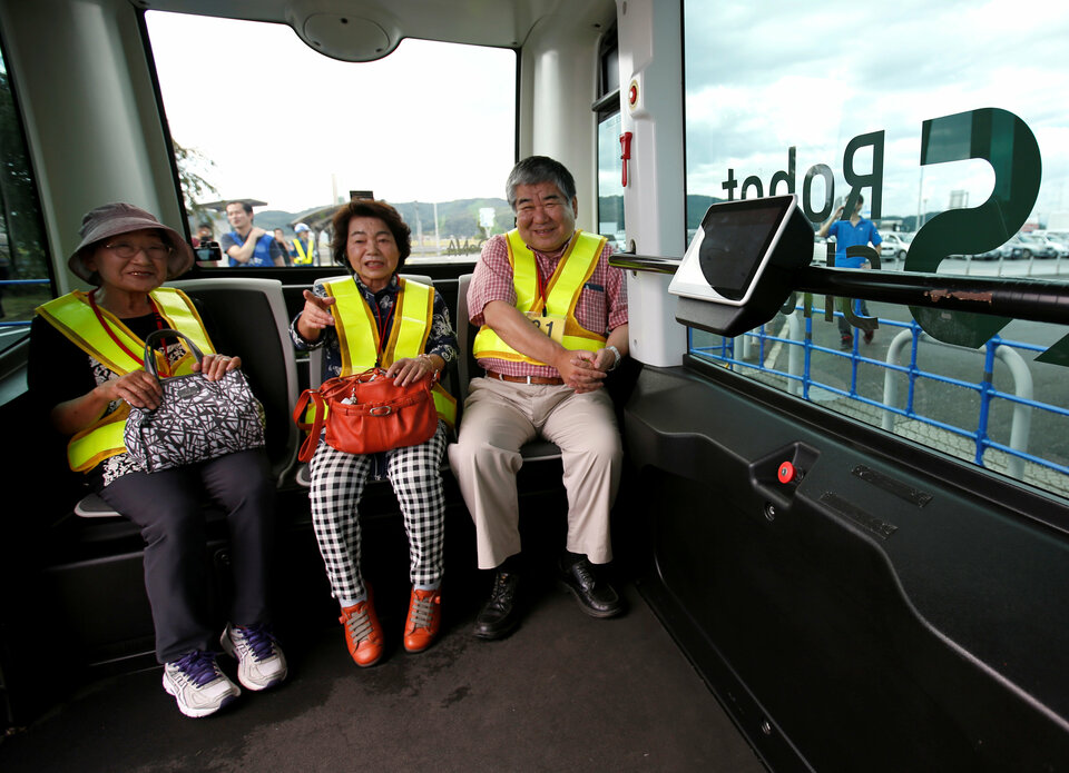 Local residents are seen inside Robot Shuttle, a driver-less, self driving bus, developed by Japan's internet commerce and mobile games provider DeNA Co., during an experimental trial with a self-driving bus in a community in Nishikata town, Tochigi Prefecture, Japan September 8, 2017. (Reuters Photo/Issei Kato)