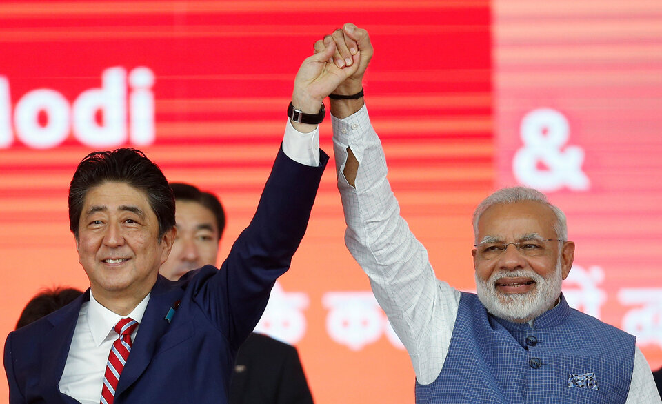 Japanese Prime Minister Shinzo Abe (L) and his Indian counterpart Narendra Modi raise hands after the groundbreaking ceremony for a high-speed rail project in Ahmedabad, India, September 14, 2017. (Reuters Photo/Amit Dave)