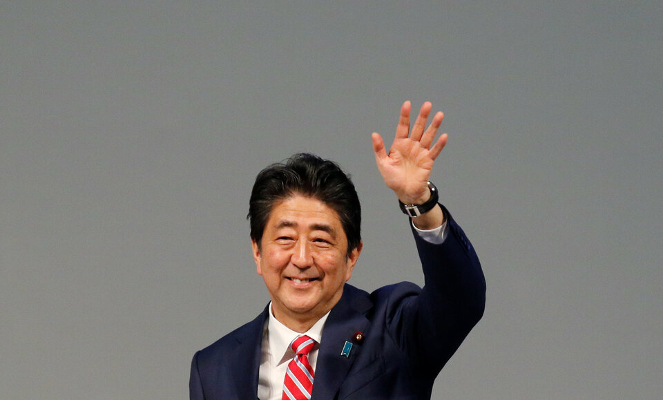 Pledges to spend on education and child care, stay tough on North Korea and revise the pacifist constitution are likely to be pillars of Japanese Prime Minister Shinzo Abe's campaign in a snap election next month, government sources said on Tuesday (19/09). (Reuters Photo/Amit Dave)