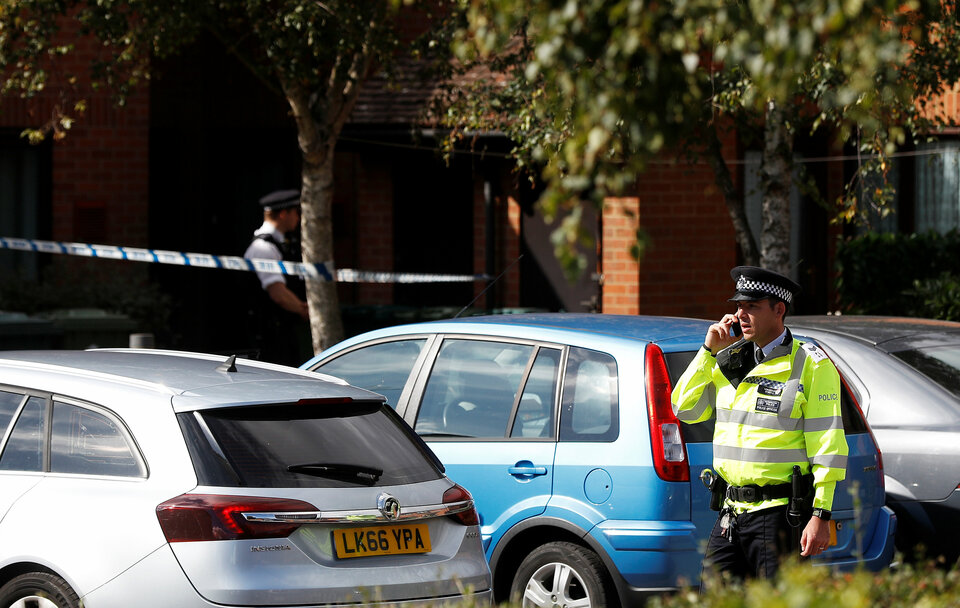 Police officers stand outside a property being searched after a man was arrested in connection with an explosion on a London Underground train, in Stanwell, near Heathrow airport, Britain, September 17, 2017. (Reuters Photo/Peter Nicholls)