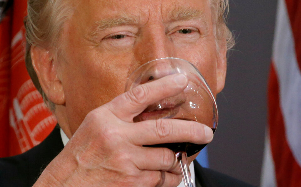 US President Donald Trump takes part in a toast during a luncheon hosted by the Secretary General of the United Nations in New York, US, September 19, 2017. (Reuters Photo/Kevin Lamarque)