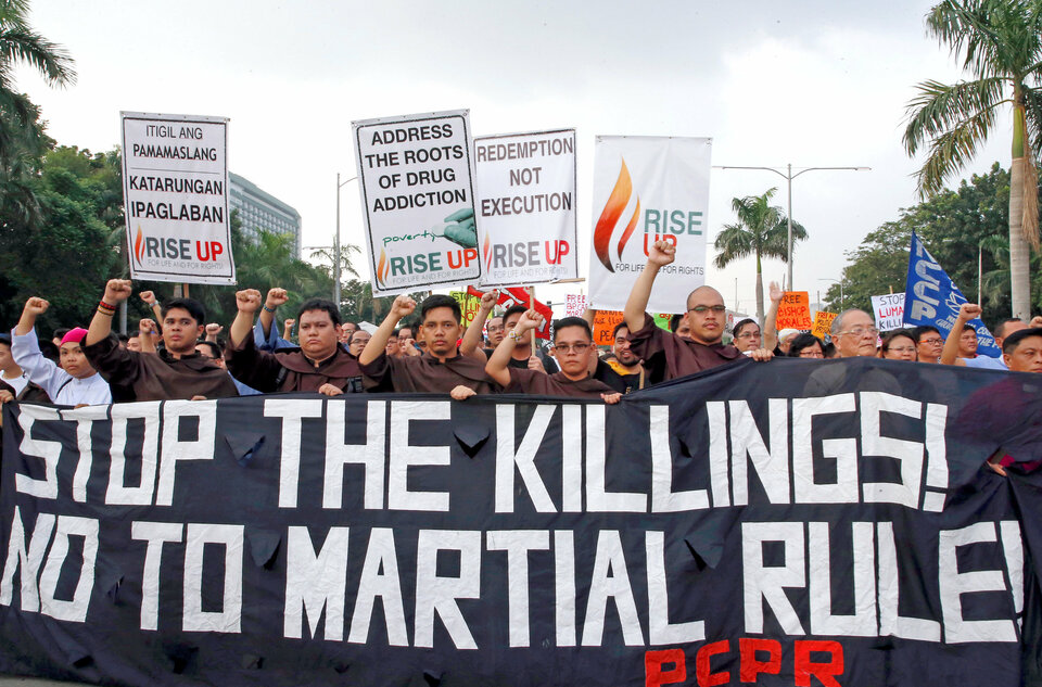 Thousands of Filipinos rallied on Thursday (21/09) to denounce Philippines President Rodrigo Duterte and warn of what they called an emerging dictatorship, in a major show of dissent against the controversial but hugely popular leader.  (Reuters Photo/Dondi Tawatao)