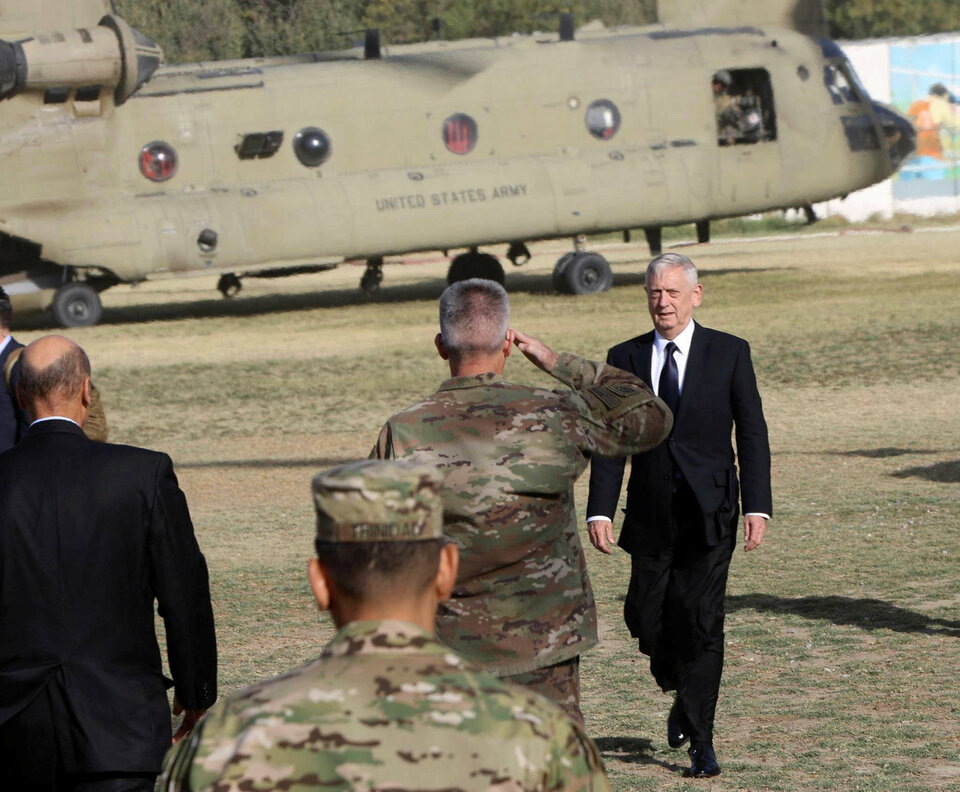 US Defense Secretary Jim Mattis visited Kabul on Wednesday (27/09) to pledge support for the government of President Ashraf Ghani, with the precarious security in the Afghan capital underlined by a rocket attack on the airport hours after he touched down.  (Reuters Photo/Resolute Support Mission)