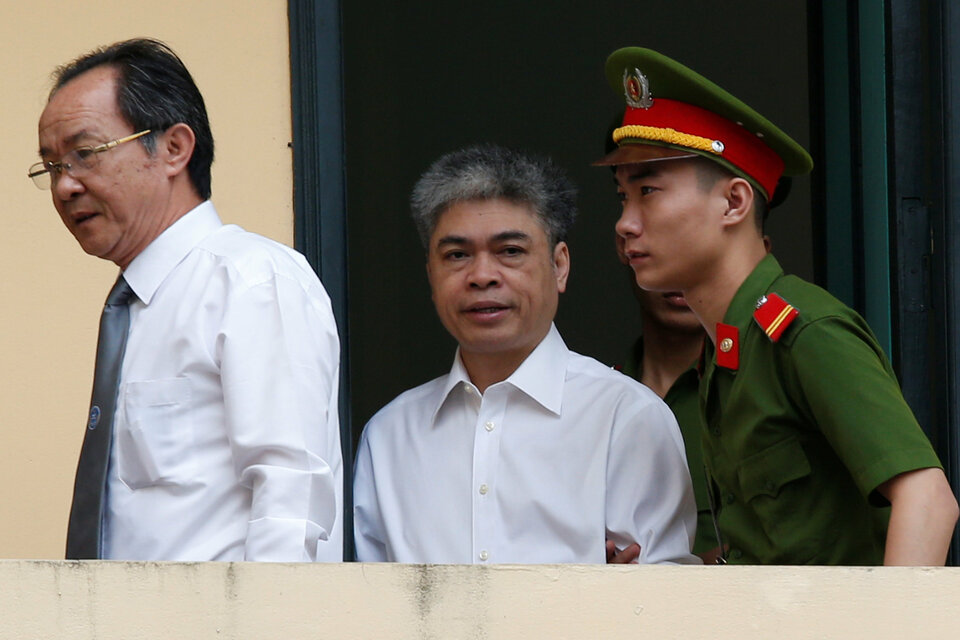 A Vietnam court sentenced to death a former chairman of state -run PetroVietnam on Friday (29/09) after finding him guilty in the mass trial of 51 officials and bankers accused of graft and mismanagement that led to losses of $69 million. (Reuters Photo/Kham)