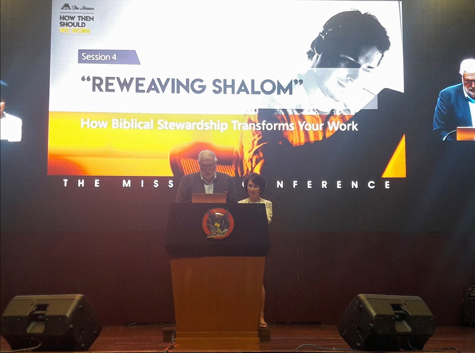 Hugh Whelchel, executive director of the Institute for Faith, Work and Economics (IFWE), speaking during the one-day motivational conference themed 'How Then Should We Work?' at Pelita Harapan University (UPH) in Tangerang, Banten, on Saturday (09/09). (JG Photo/Adinda Putri)