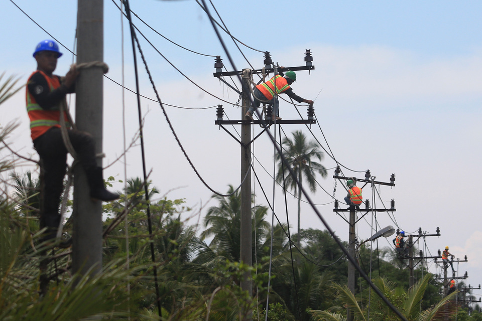 State-controlled electricity company PLN has been investigating the cause of Tuesday’s (02/01) sustained power outage in the greater Jakarta area to improve the company's mitigation system in the future, an official told the Jakarta Globe on Wednesday. (Antara Photo/Syifa Yulinnas)