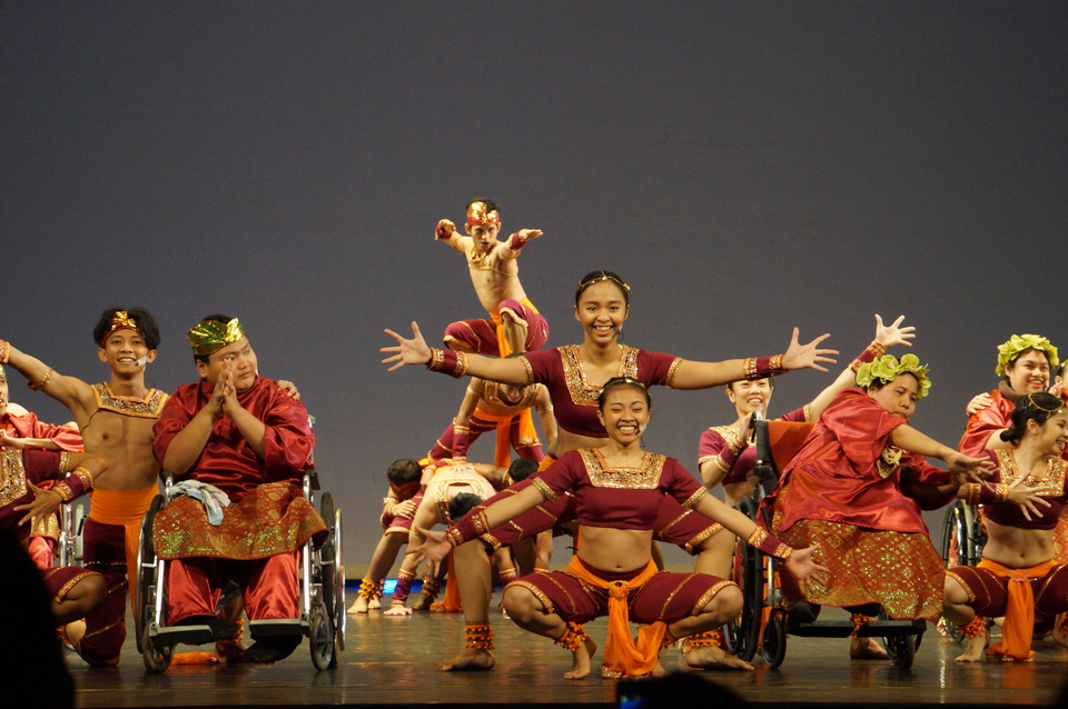'Sound Machine,' a collaborative performance by Eksotika Karmawibhangga Indonesia (EKI) Dance Company and the Foundation for the Advancement of Children With Disabilities (YPAC Jakarta), kicked off the Indonesian Ballet Gala on Friday (22/09). (JG Photo/Dhania Sarahtika).