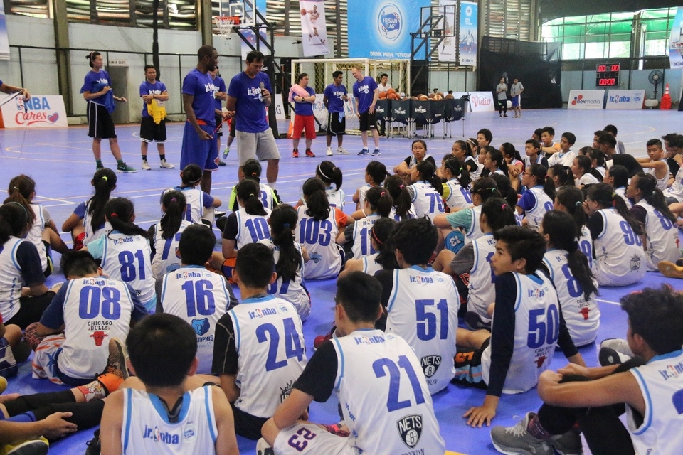 Jr. NBA head coach Chris Sumner, center, conducted a training session to young basketball players at Cilandak Sports Center in Jakarta in August. (Photo courtesy of Jr. NBA)