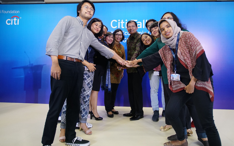Citi Indonesia CEO Batara Sianturi and Deputy Commissioner for Education and Consumer Protection of the Financial Services Authority, Fencing B. Nuraini along with representatives of Indonesia's young generation are declaring their commitment in supporting Indonesia's economic progress through Citi Indonesia Young Investors Jakarta September 19, 2017. Citi Indonesia also launched a place for young Indonesians, Citi Indonesia Young Investors, to expand economic opportunities through educational, literacy, and financial inclusion and entrepreneurship activities. Courtesy photo of Citi