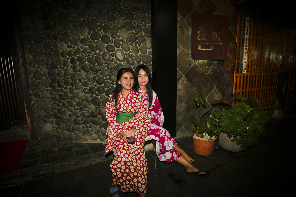 Blok M-Melawai area more alive despite the time already shows at 20:30 pm on Saturday (02/09) Especially in karaoke and nightclubs, many gathered or lined with young women dressed in kimonos (traditional Japanese clothes) that teased every prospect passing by (JG Photo/Yudha Baskoro)