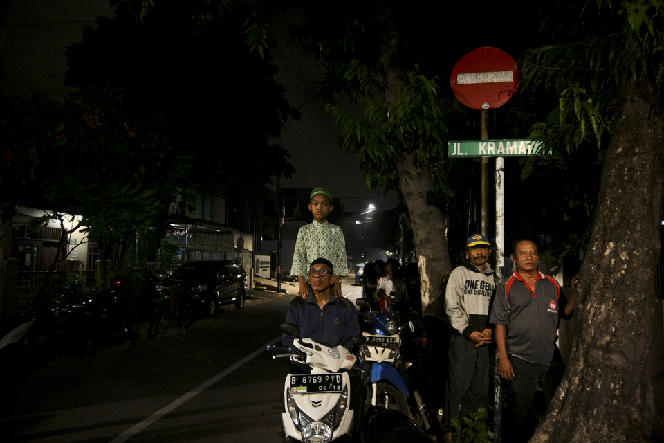 Audience showed a tense expression when watching the movie Treachery of G30S/PKI on Kramat II street, Central Jakarta on Monday (25/09)  (JG Photo/Yudha Baskoro) Pengkhianatan G30S/PKI has proven Noer's most controversial film (JG Photo/Yudha Baskoro)