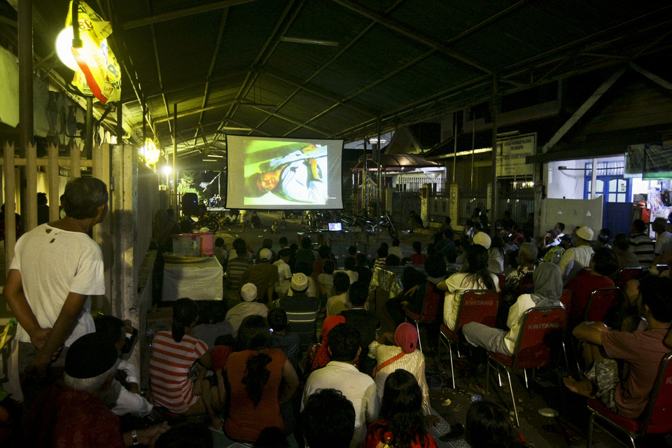Jakarta residents watch a movie on projector screen. (JG Photo/Yudha Baskoro)