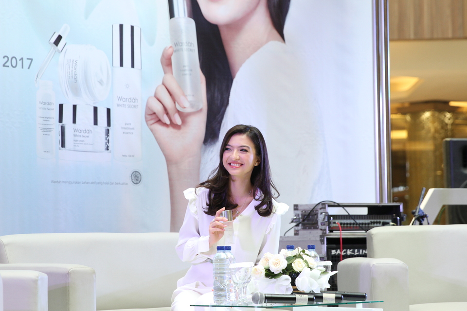 Wardah brand ambassador and actress, Raline Shah introduces Wardah White Secret Pure Treatment Essence during a press conference in Bandung, West Java, on Sunday (17/09). (Photo courtesy of Fortune PR) 