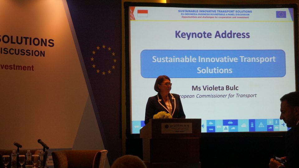 European Commissioner for Transport Violeta Bulc on Friday (29/09) said the European Union is committed to develop and maintain good relations with Indonesia to reach the goals of the Paris climate agreement. (JG Photo/Sheany)