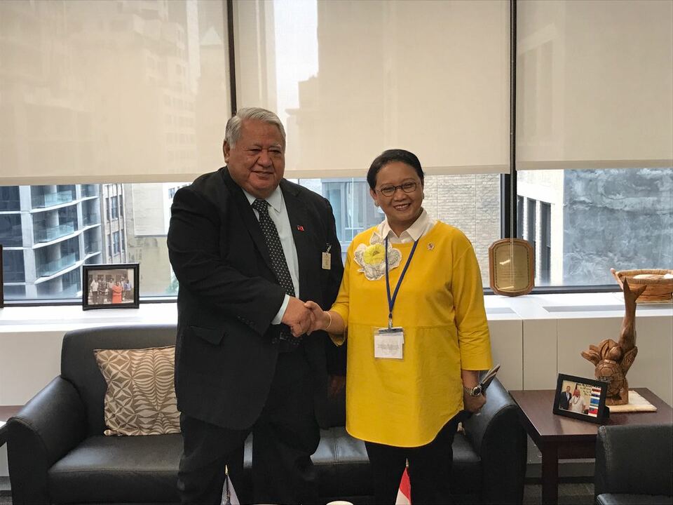 Indonesian Foreign Minister Retno Marsudi met with Samoan Foreign Minister Tuilaepa Sailele Malielegaoi on the sidelines of the 72nd Session of the UN General Assembly on Monday (18/09). (Photo courtesy of the Indonesian Foreign Affairs Ministry)