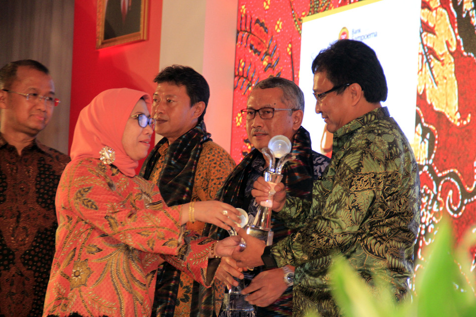 President Director of Bank Mandiri Taspen Pos, Josephus K. Triprakoso (right) received the Award from Vice Chairman of the Board of Commissioners of OJk Nurhaida as the 1st Winner of Private Non-Listed Finance in the " Annual Report Award 2016 "  at the Ministry of Finance, Jakarta, September 19, 2017. Courtesy photo of Bank Mandiri