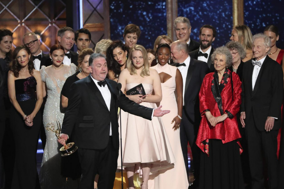 Bruce Miller with the cast and crew accept the award for Outstanding Drama Series to “The Handmaid’s Tale”. (Reuters Photo/Mario Anzuoni)