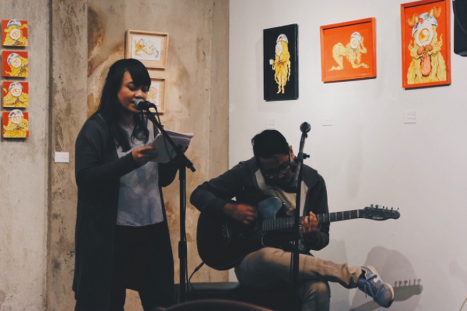 One of the performances at August edition of monthly poem reading event Paviliun Puisi. (Photo courtesy of Paviliun Puisi)