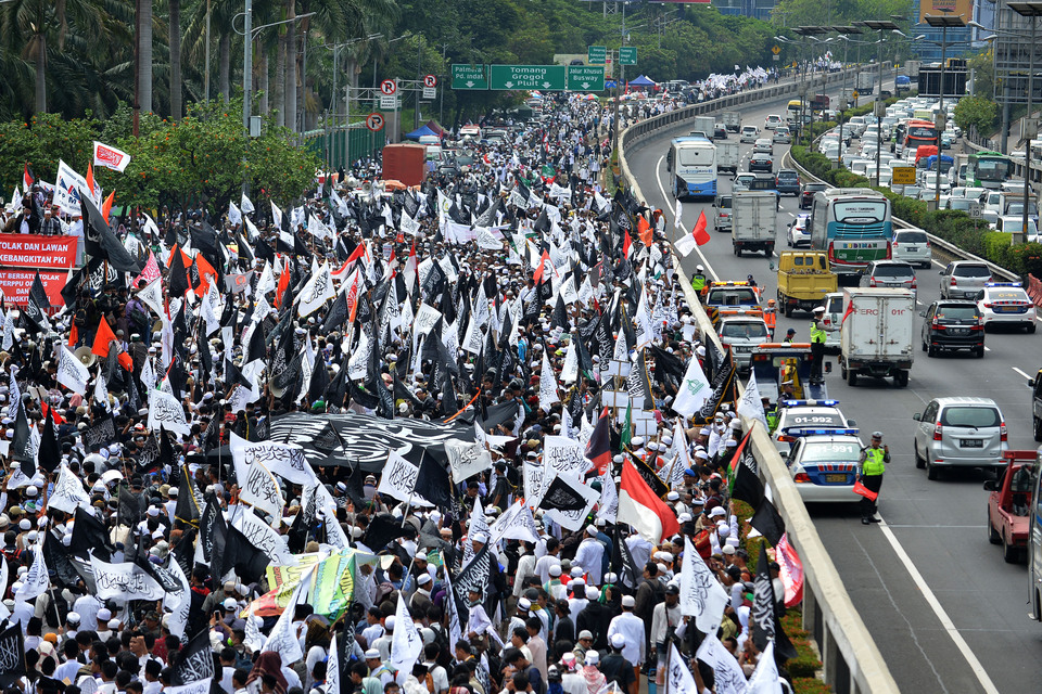 Thousands of Islamists rallied on the streets of Jakarta on Friday (29/09), accusing the government of turning a blind eye to a 'communist revival.' (Antara Photo/Wahyu Putro A.)