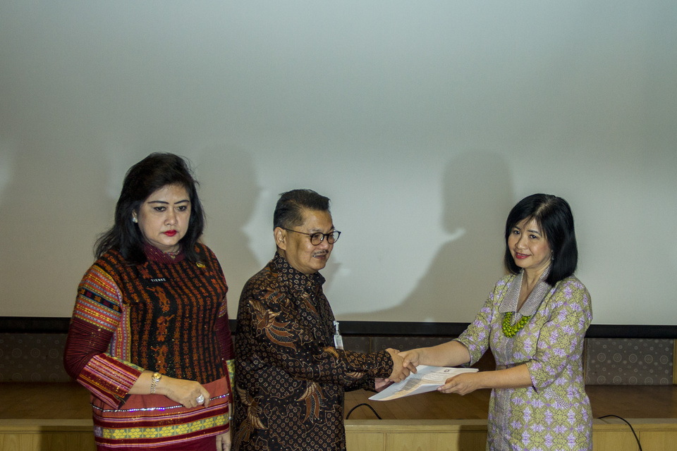 Jakarta Heallth Department Head Koesmedi Priharto, center, handed an official reprimand letter to Mitra Keluarga Kalideres Hospital Director Francisca Dewi on Friday (15/09). (Antara Photo/Galih Pradipta)