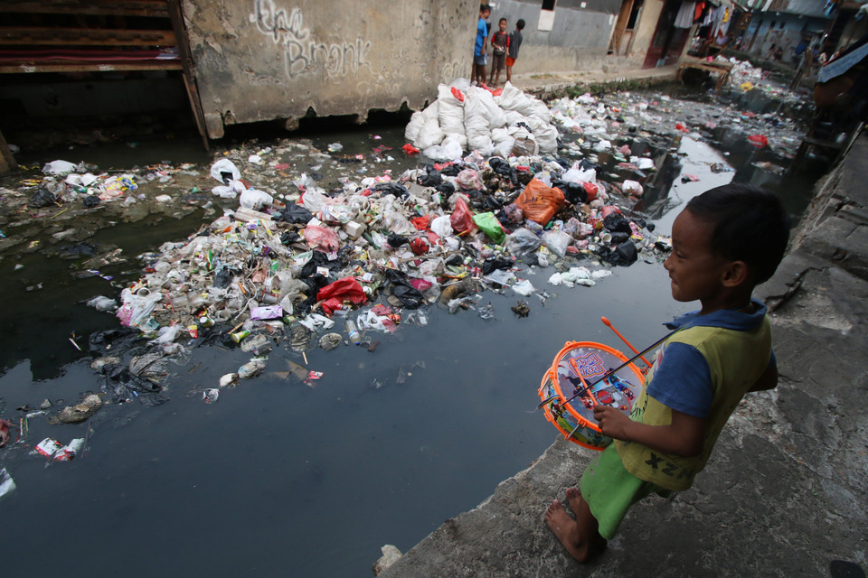 A child plays in the Kebon Pala area of Jakarta on Monday (04/09). The local government plans to include the city's slums into the metropolitan area by 2019. (Antara Photo/Rivan Awal Linga)